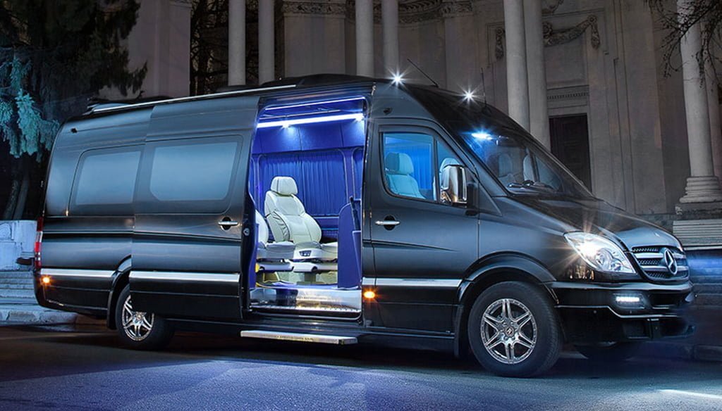 Вип спринтера. Мерседес минивэн Спринтер. Мерседес Спринтер 2021 пассажирский. Mercedes Benz Sprinter 2022 VIP. Мерседес Спринтер 909.